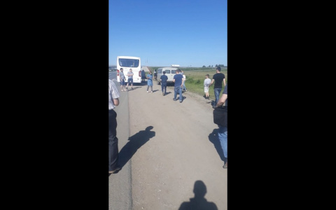 В Марий Эл автобус остановили на трассе: дети бегали по дороге, пассажиры изнывали от жары