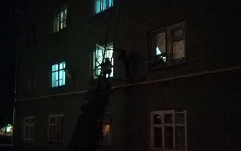 В Йошкар-Оле студенты сбегали из окна общежития по хлипкой лестнице
