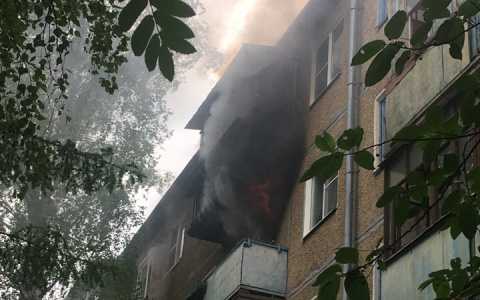 Крупный пожар в Йошкар-Оле: квартира полыхала открытым огнем