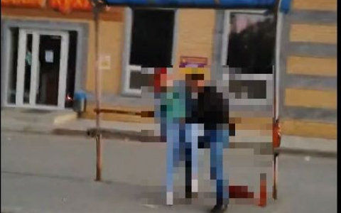 ШОК: В Йошкар-Оле молодые люди занялись интимом прямо на остановке (ВИДЕО)