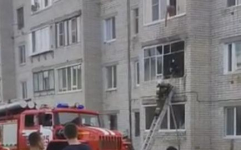 Подробности пожара на окраине Йошкар-Олы, где огнеборцы забрались через балкон