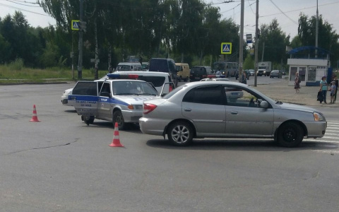 В Йошкар-Оле водителю стало плохо прямо за рулем: он влетел в бордюр