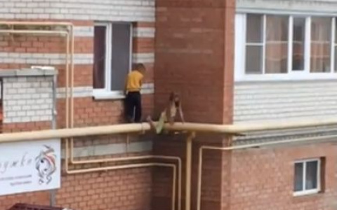 В Йошкар-Оле мужчина снял детишек с трубы на 2 этаже (ВИДЕО)