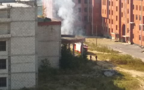 В Йошкар-Оле загорелось недостроенное здание