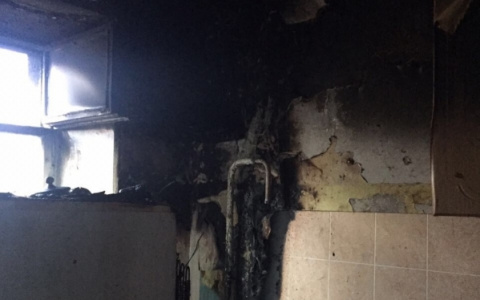 Гром, разряд молнии и дым: В Марий Эл в грозу загорелась квартира