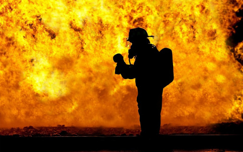 В Марий Эл горит дом: на месте работают пожарные