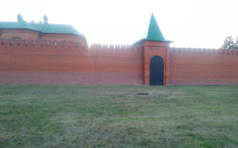 Стены йошкар-олинского Кремля начали рушиться