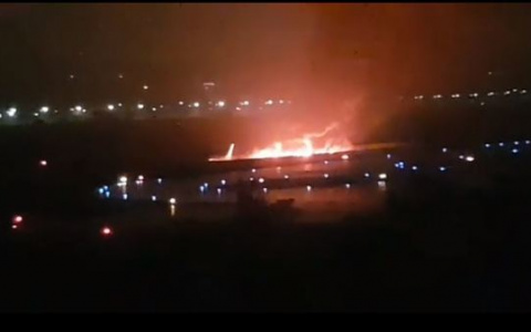 Новости России: В Сочи борт с пассажирами вылетел за пределы взлетной полосы и загорелся