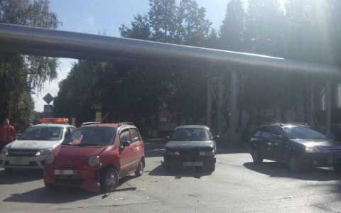 Хроника ДТП: в Йошкар-Оле ВАЗ не уступил дорогу иномарке, а пешеход «перебегал» дорогу
