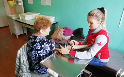 Волонтеры-медики измеряли давление и беседовали с жителями Марий Эл