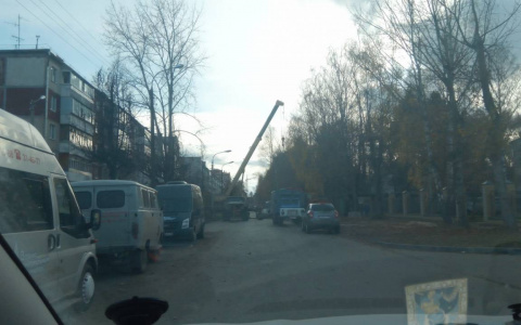 В Йошкар-Оле перекрыли дорогу: ведутся работы «под асфальтом»