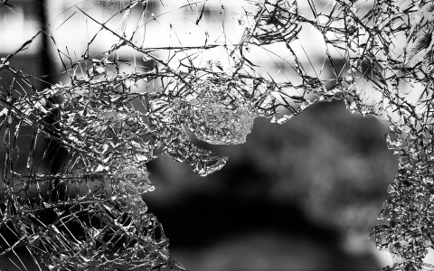 Хулиган в Йошкар-Оле «выломал» стекла в супермаркете