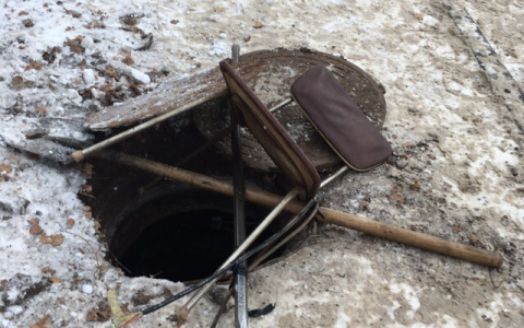 «Оградили»: В Йошкар-Оле канализационный люк обложили лопатой и стулом