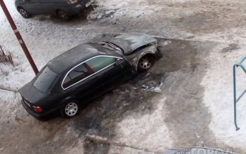 Появилось видео, как полыхало черное BMW в Йошкар-Оле