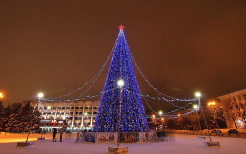 Новогодняя елка в Йошкар-Оле не уступает по высоте всем «красавицам» России