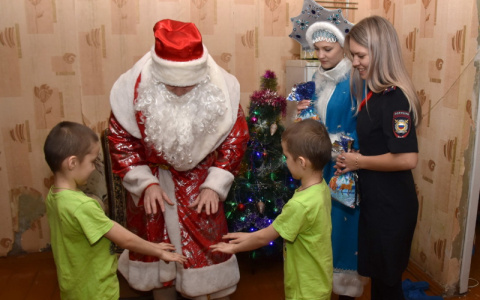 В Йошкар-Оле полицейские в костюме Деда Мороза и Снегурочки "нагрянули" к семьям на учете