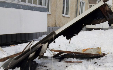 Фото дня: В поселке в Марий Эл стихия уничтожила балкон и спустила его на землю