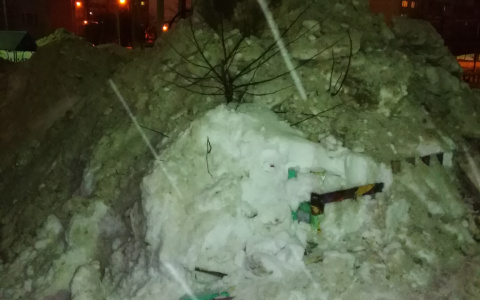 «Заехал не туда»: в Йошкар-Оле трактор почистил снег вместе с детской площадкой