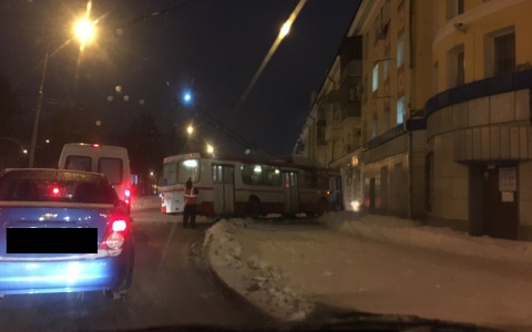 Троллейбус с пассажирами вылетел с кольца в центре Йошкар-Олы