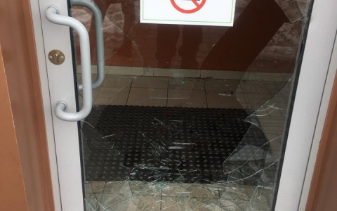 Пьяный йошкаролинец разбил штендером стекло городского кафе