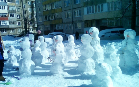 В Йошкар-Оле двор атаковали снежные человечки