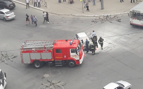 ДТП в Йошкар-Оле: водители, очевидцы, сотрудники ГИБДД и пожарные тушили вспыхнувшее авто