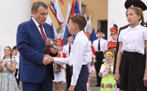 Александр Евстифеев вручил пять паспортов юным йошкаролинцам