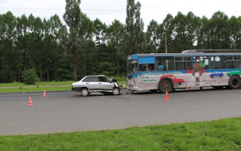 Стало известно, как произошло лобовое столкновение легковушки и троллейбуса в Йошкар-Оле