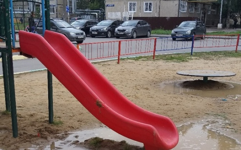 «После прогулки все сырые и грязные»: йошкаролинка возмущена детской площадкой с горкой в лужу