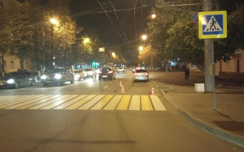 На Ленинском проспекте водитель иномарки пролетел на «красный» и сбил пешехода