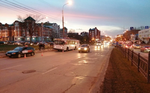 В Йошкар-Оле пассажирка троллейбуса получила травмы из-за неуступчивой ВАЗ