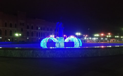 На площади Девы Марии в Йошкар-Оле установили праздничную иллюминацию на фонтане