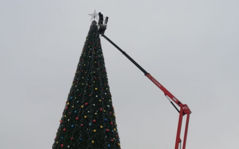 Йошкар-Ола новогодняя: на площади Ленина началась установка ледяных фигур