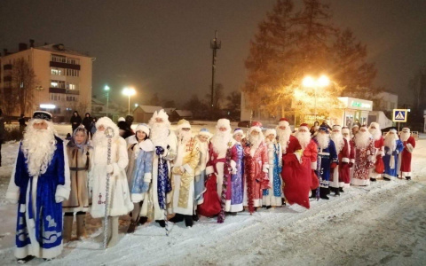 В Марий Эл состоялся парад Дедов Морозов в сопровождении «секьюрити»