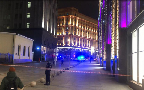 Очевидцы о стрельбе у здания ФСБ в Москве: «На месте заметили машину с номерами Марий Эл»