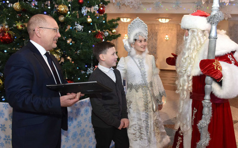 Глава Марий Эл подарил детям модные гаджеты