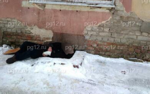 «Он спит на мокром снегу»: в Йошкар-Оле погорелец оказался на улице