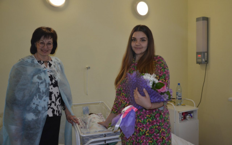«Это мальчик!»: в Йошкар-Оле поздравили маму первого малыша, родившегося в 2020 году