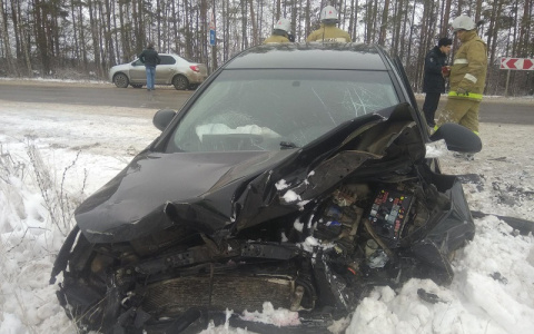 В Марий Эл лоб в лоб столкнулись две иномарки: на месте работали пожарные