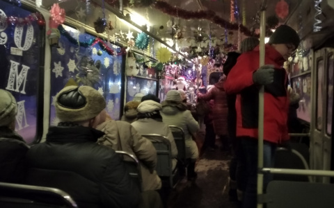 Фото дня: по Йошкар-Оле разъезжает рождественский троллейбус