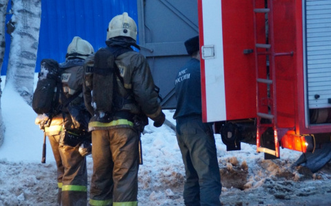 В Йошкар-Оле пожар на Луначарского ночью тушили более тридцати огнеборцев
