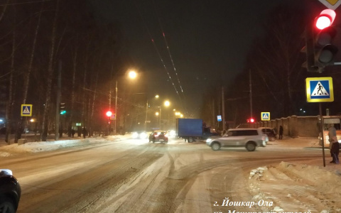 Съезд в кювет, сбитый пешеход и неуступчивый водитель: в Марий Эл за день произошли четыре ДТП