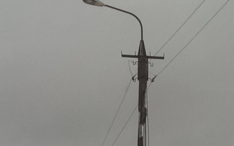 Фото дня: опасный столб в одном из поселков Марий Эл угрожает жизни местных