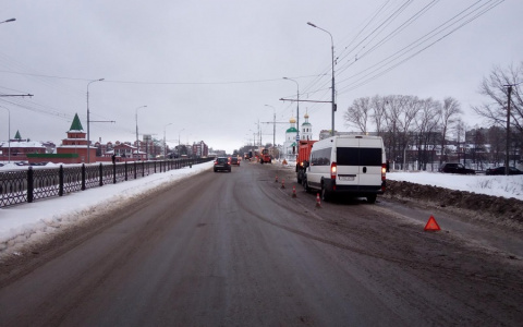 В Йошкар-Оле маршрутка врезалась в стоящий КамАЗ: есть пострадавшие