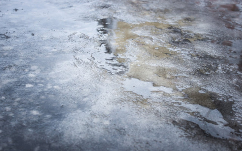 Безразличные йошкаролинцы проходили мимо поскользнувшейся женщины, которая лежала посреди улицы