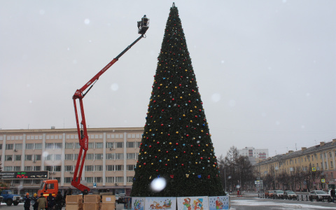 В Йошкар-Оле демонтируют главную елку города