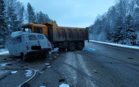 Появились новые фото смертельного ДТП в Марий Эл, где карета "скорой" влетела под КамАЗ
