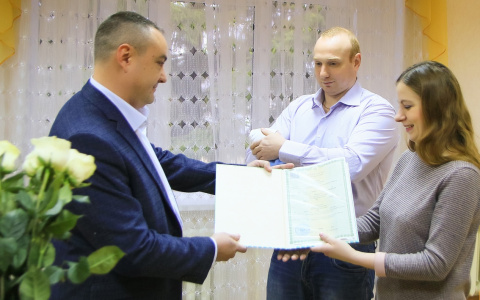 «Почувствовала схватки после боя курантов»: в Волжске поздравили родителей первого малыша 2020 года