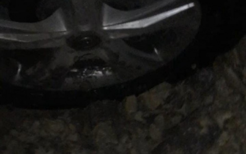 В Йошкар-Оле, влетев в яму, авто пробило колесо