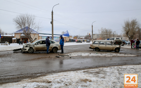 «Четверка»  и иномарка столкнулись на дороге Марий Эл: есть пострадавшие